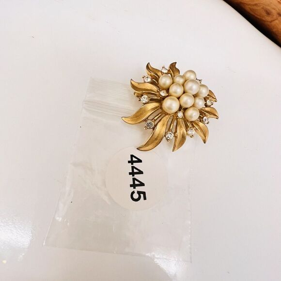 Vintage Crown Trifari Brooch Gold T Faux Pearls Rhinestones Flower Floral 4445 - Picture 8 of 8